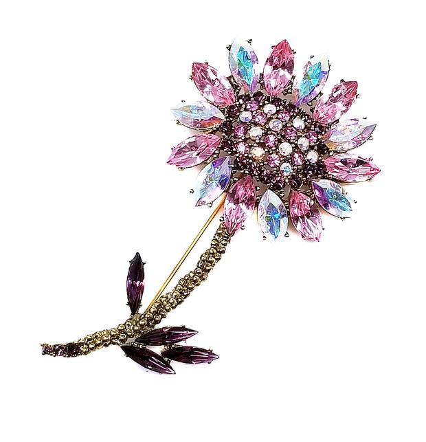 Bob Mackie Daisy Floral Lapel Brooch Pin: Stunning Vintage Bob Mackie Daisy Floral Lapel Brooch. This Bob Mackie exclusive pin displays beautiful pastel hues of pink, purple and white crystals set upon an antique gold base. Stamped Bob Mackie