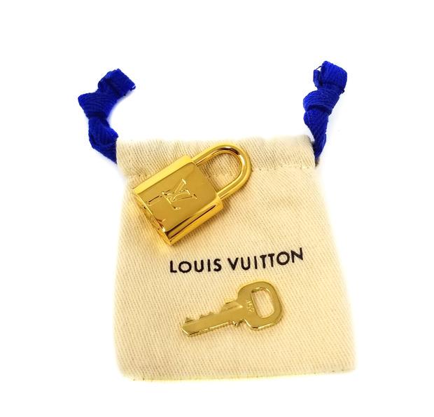 Louis Vuitton New Padlock Key Pouch Drawstring Dust Bag: Louis Vuitton New Padlock Key Pouch Never used authentic padlock with key #452. This is a shiny brass set with a Louis Vuitton drawstring dust bag. Slight usage present, nothing distracting. Reserve: