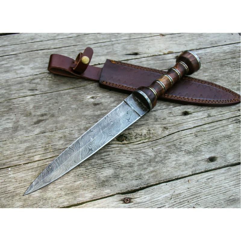 Damascus steel knife, walnut wood handle, genuine: Knife "Capricorn" made of damask steel. Handle – walnut wood and scabbard – genuine leather. Damascus knives are very durable, look great and keep sharpness perfectly. Damascus steel has high qual