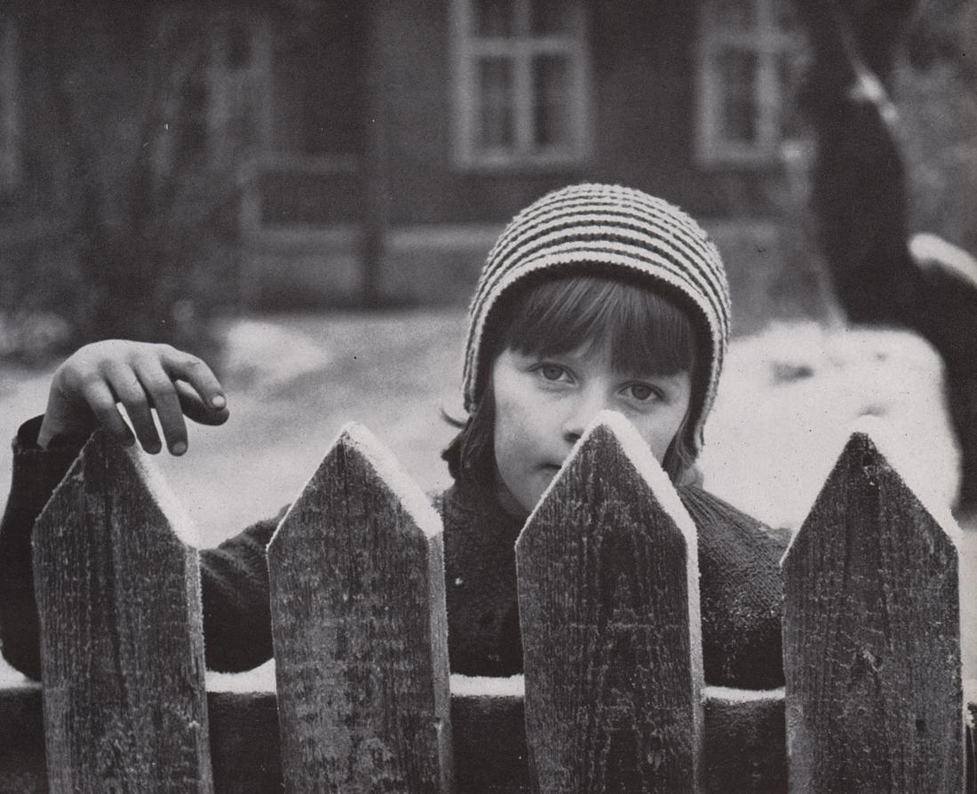 KARL-INGVAR NORGREN - Young girl at the fence: Artist: KARL-INGVAR NORGREN - Print Title: Young girl at the fence Medium: Photoengraving Printed 1950’s in the UK Image size (inches) approx. 6 x 8” Reserve: $25.00 Shipping: Domestic: Flat rate 