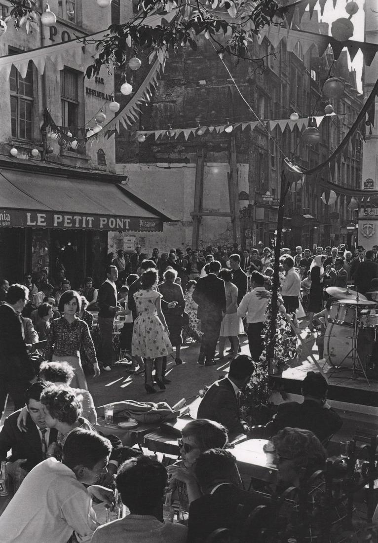 WILLY RONIS - Bal du 14 juillet, rue du Petit-Pont, (1 of 1)