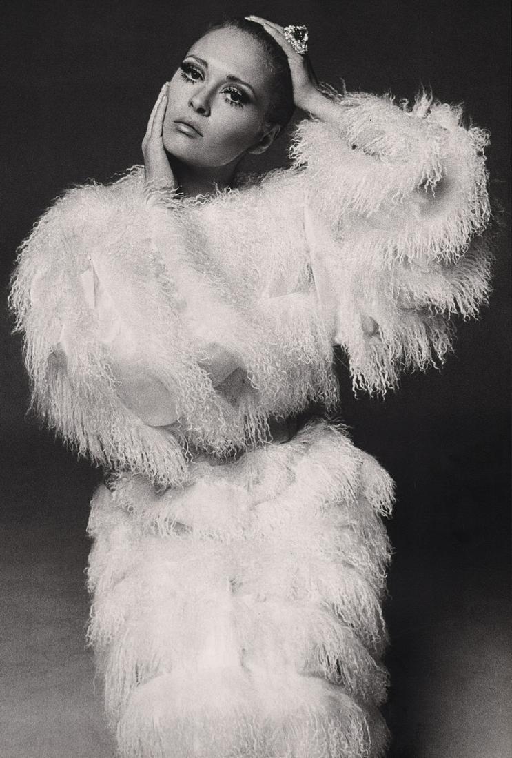 FRANCESCO SCAVULLO - Faye Dunaway, 1977: Artist: FRANCESCO SCAVULLO Print Title: Faye Dunaway, 1977 Medium: photolithograph Printed in: the USA, 1980’s Image Size: approx. 12.5 x 8.5” Reserve: $25.00 Shipping: Domestic: Flat rate of $15.