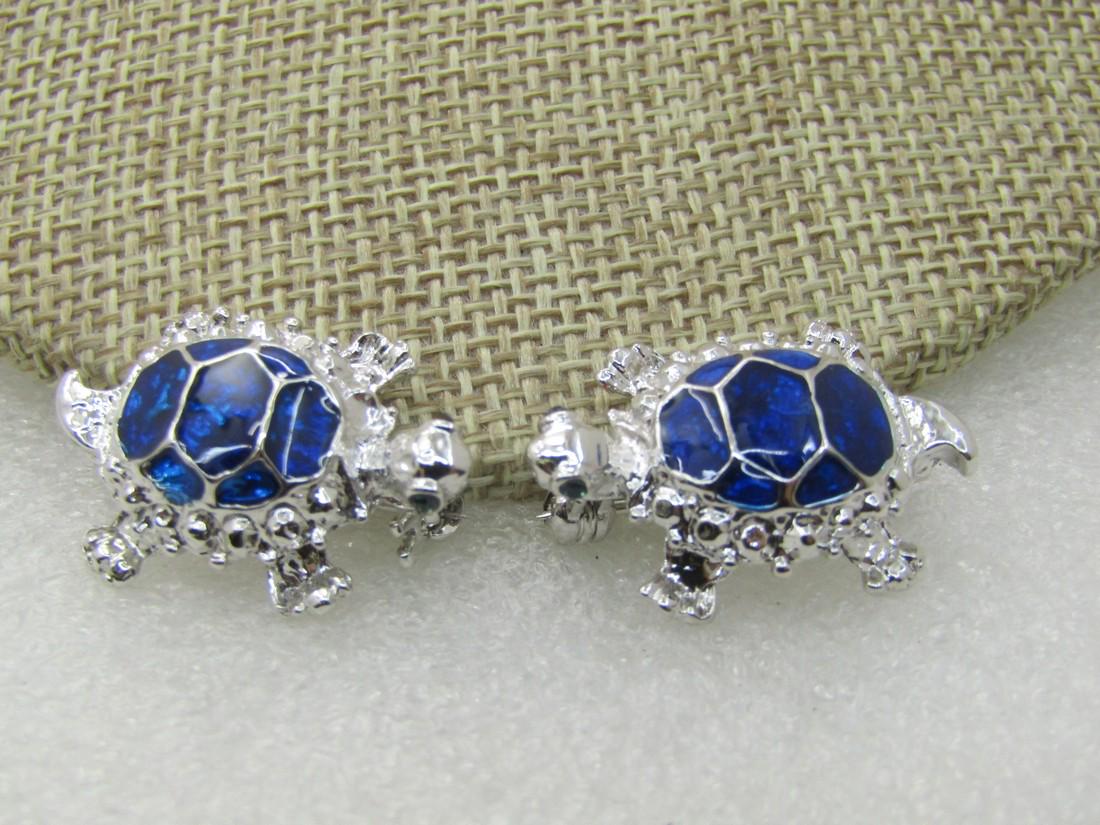 Vintage Pair Blue Enameled Turtle Brooches, Signed LR,: Vintage Pair Blue Enameled Turtle Brooches, Signed LR which is Lady Remington, 1" scatter pin set, silver tone, blue enameled shell and silver tone texted and smooth design. Look new. Very good condit