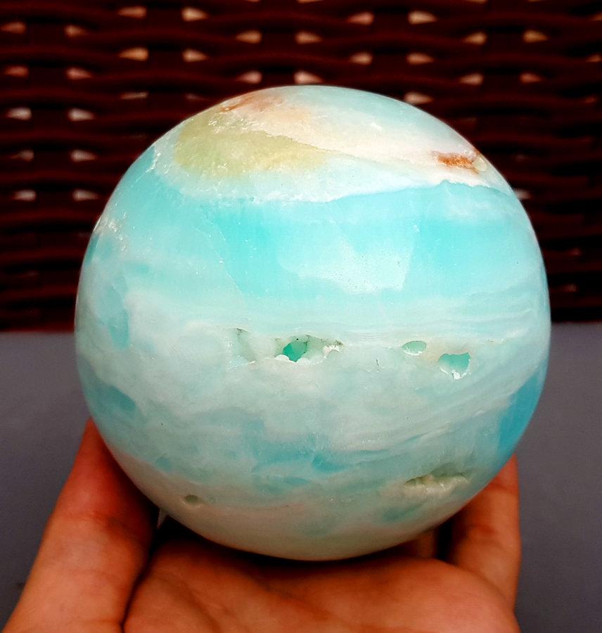 Carribean Calcite Sphere Ball , Blue Calcite Gemstone: Materials Aragonite, carribean calcite, blue calcite more Description This listing is for this exact Caribbean calcite aragonite ball. The color is more seafoam green and blue green and there are laye
