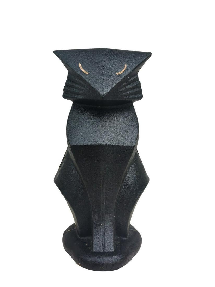 Hubley cat - doorstop: Title: Hubley cat - doorstop Maker: Unknown Origin: U.K. Date/Period: 2nd half 2th century Materials:Cast iron Dimensions:Height: 26 cm / 10.4 inchesWidth: 13 cm / 5.4 inches Description:Beautifully s