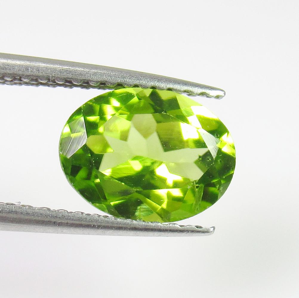 1.46 Ctw Natural Pakistan Peridot Oval Cut: No Reserve! Title: 1.46 Ctw Natural Pakistan Peridot Oval Cut Color/Clarity:VVS Gemstone: Peridot Carat Weight: 1.46 Size/Dimensions: 8.20 x 6.00 x 4.50 mm Additional Information:Top Class Luster / Ex