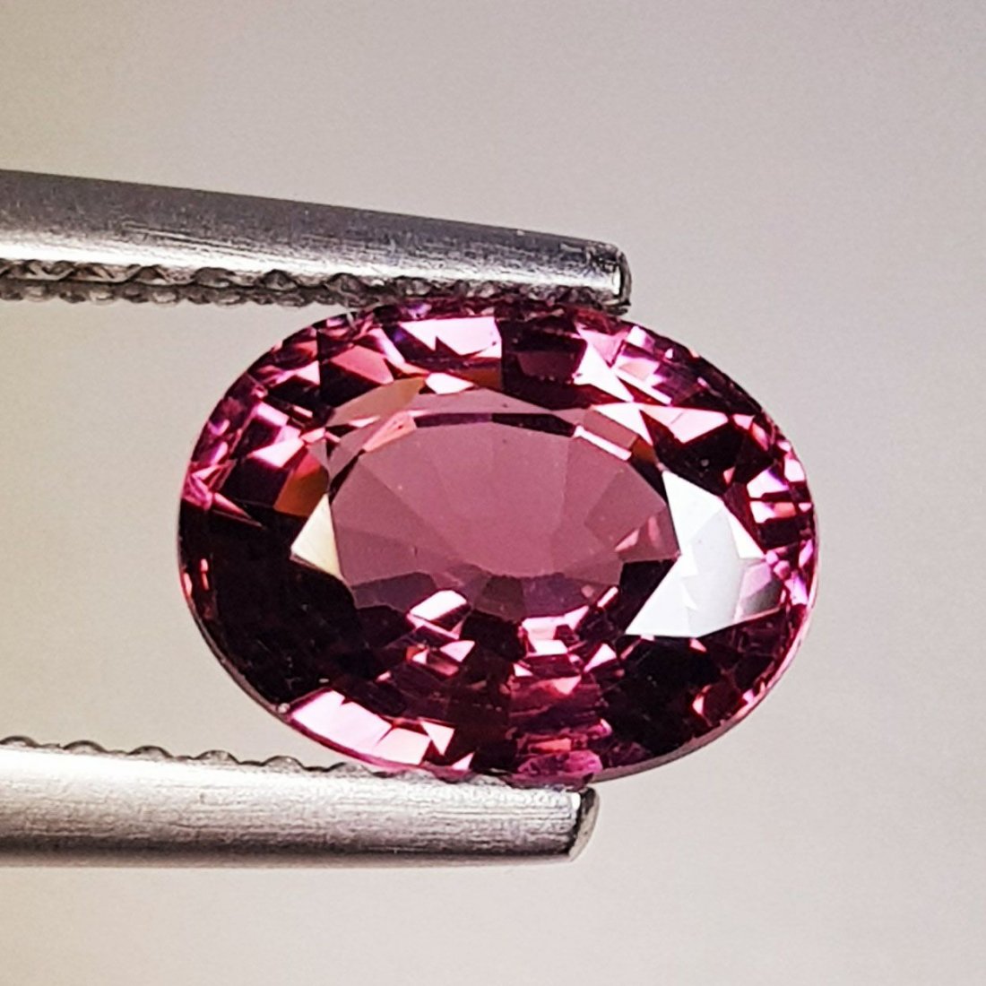 Natural Rhodolite Garnet Oval Cut 2.19 ct: No Reserve! Title: Natural Rhodolite Garnet Oval Cut 2.19 ct Color/Clarity: VVS - VS Gemstones: Gemstones Carat Weights: 2.19 Size/Dimensions: 8.40 x 6.50 x 4.60 Additional Information: Oval - Burma S