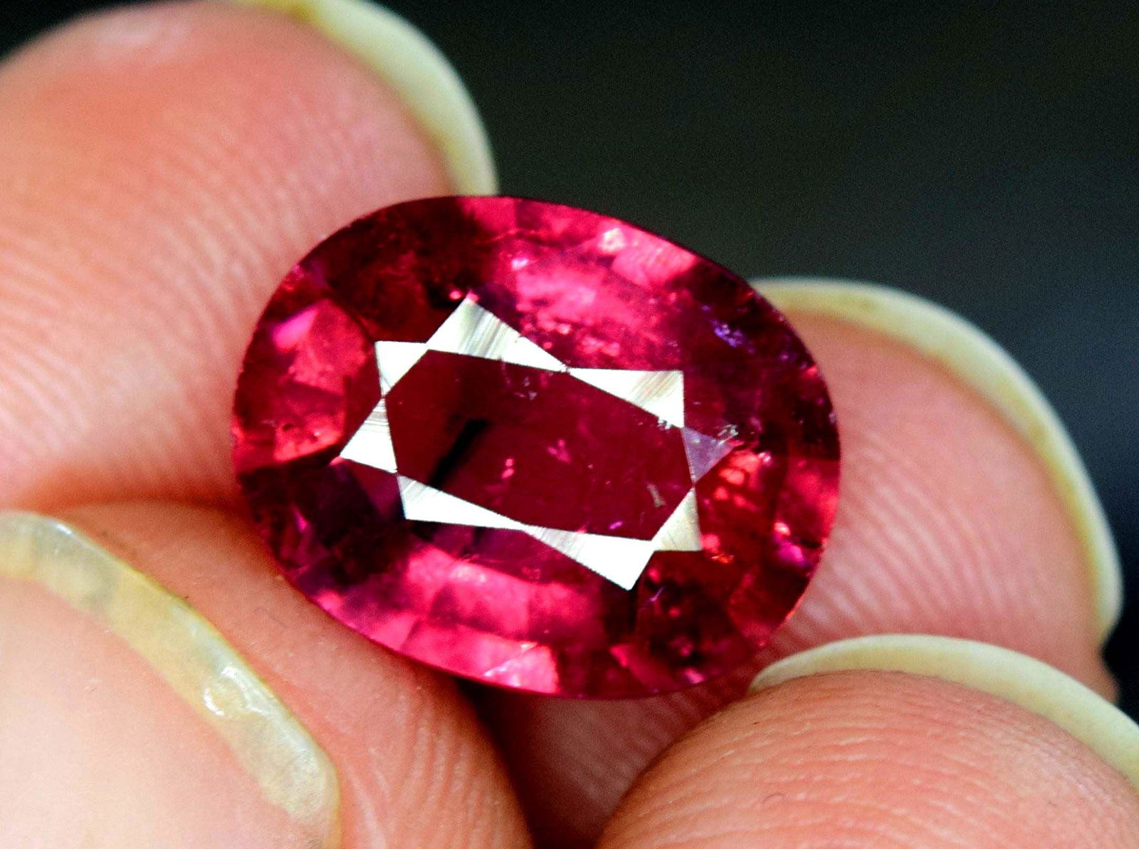 2.90 carats Oval Cut rubelite tourmaline Loose gemstone (1 of 7)