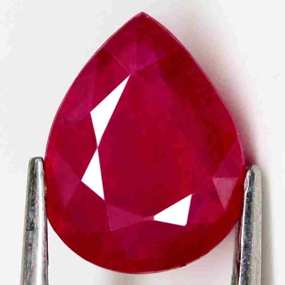 3,11 cts Natural Pear Blood Red Ruby (1 of 3)