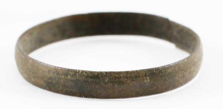 ANCIENT VIKING WEDDING RING C.850-1050 AD JEWELRY SZ 5: No Reserve! Bronze, Size 5. Slightly rounded face band 2.5mm width. As found, the surface lightly encrusted from burial Vikings exchanged rings on the pommel of the groom’s sword. Gift boxed with ce
