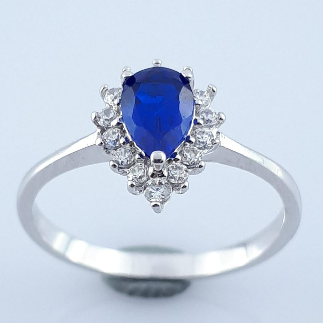 18K White Gold - Ring: Ring Gender : Women Material : 18K White Gold Diamond : 14 pcs brillant cut, total 0,28 ct G colour , VS clarity Sapphire : 1 Pear cut natural sapphire, 0,75 ct Weight : 0,05 ozt. / 1,52 gr <