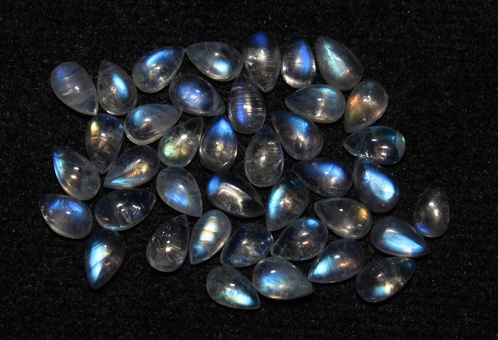 10.63 Ct Rainbow Moonstone Lot: No Reserve! Title: 10.63 Ct Rainbow Moonstone Lot Additional Info: Gemstone: Rainbow MoonstoneOrigin: IndiaWeight: 10.63 CtMeasurements: 3x4.6 - 5.2x3 mmNumber of stone : 38Shape / Cut: Pear CabochonC