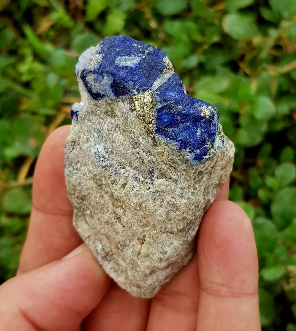 109 Gram Lazurite With Calcite Specimen: Title: 109 Gram Lazurite With Calcite Specimen Weight: 109 Gram Size/Dimension: 74x44x24 mm Origin: Pakistan Reserve: $15.00 Shipping: Domestic: Flat-rate of $15.00 to anywhere within the contiguous U