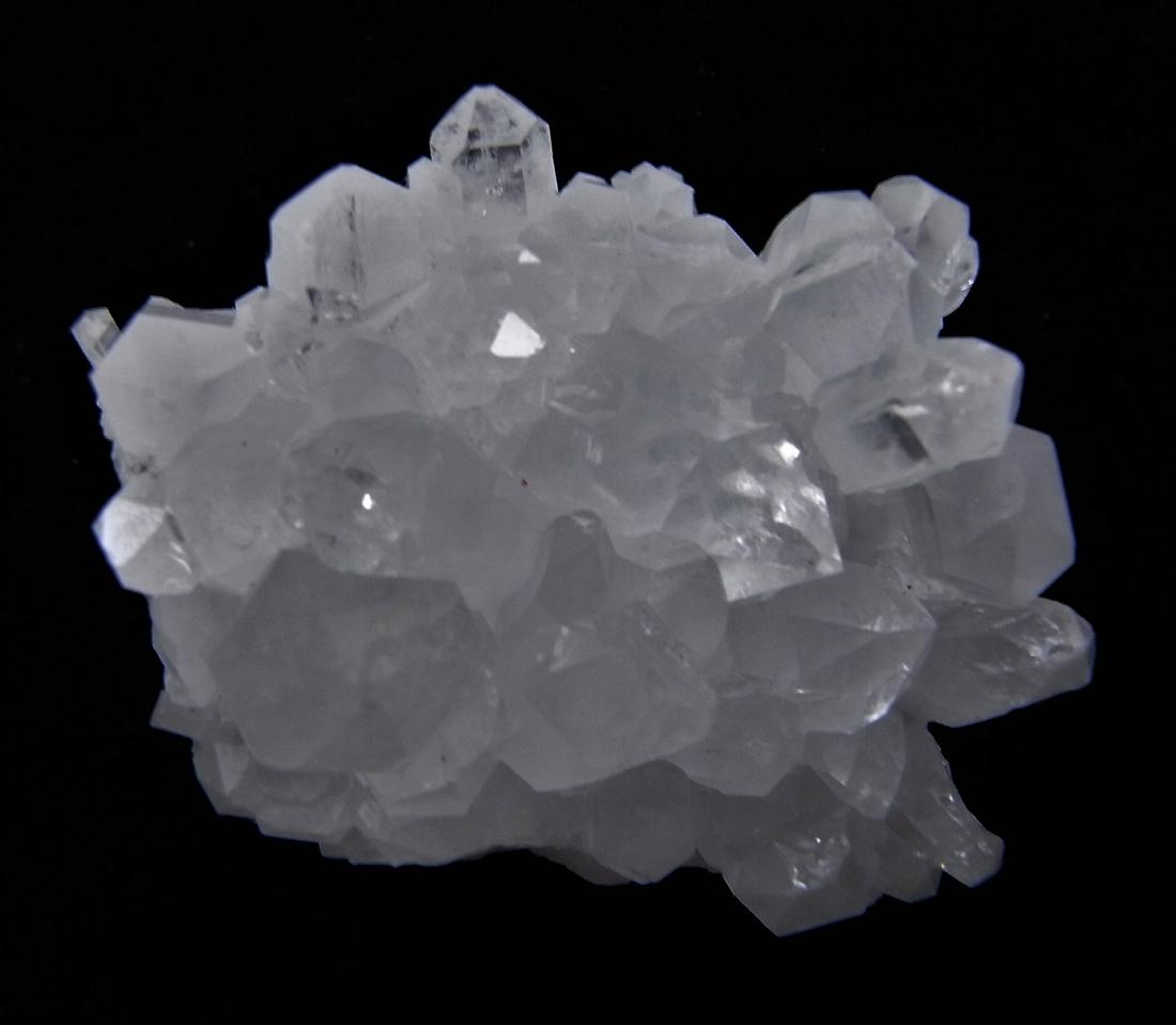 CLEAR QUARTZ CRYSTAL CLUSTER: Title: CLEAR QUARTZ CRYSTAL CLUSTER Origin: Lechang Mine, Guangdong, China Size: 4x3x2 cm / 35 gram Description: clear quartz crystal cluster with some twinning Reserve: $6.00 Shipping: Domestic: Flat