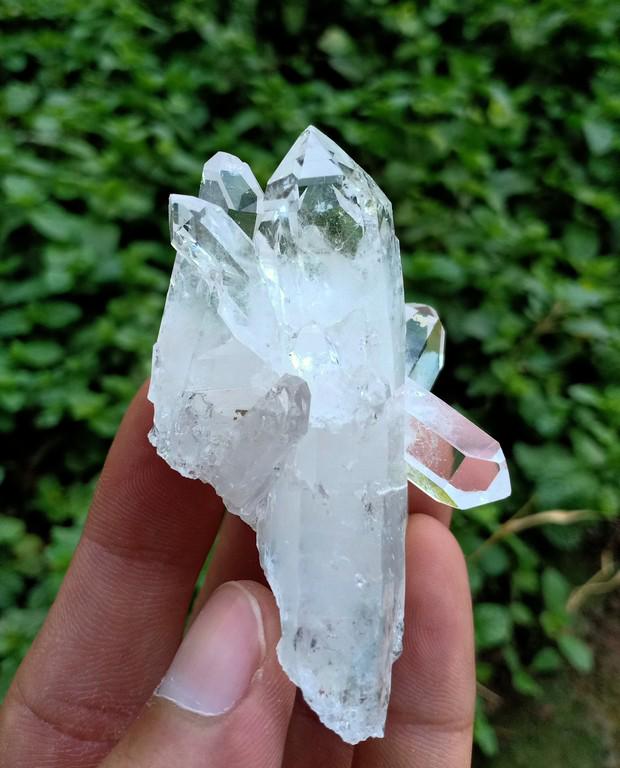 65 Gram Amazing Lustrouse Natural Quartz Specimen: Title: 65 Gram Amazing Lustrouse Natural Quartz Specimen Treatment: Natural Weight: 65 Gram Size/Dimensions: 65x42x32 mm Origin: Pakistan Reserve: $15.00 Shipping: Domestic: Flat-rate of $15.00 to any