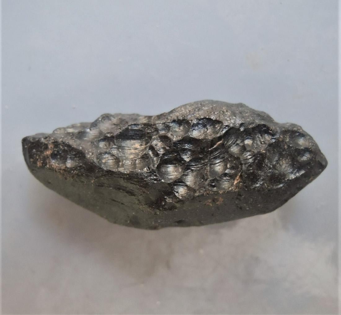 THAILANDITE TEKTITE FROM METEORITE IMPACT: Title: THAILANDITE TEKTITE FROM METEORITE IMPACT Origin: Noen Sa-nga, Chaiyaphum Prov. Thailand Size: 2.6x1.6x1.1 cm / 4 gram Description: teardrop shaped thailandite tektite with smooth and sculpture