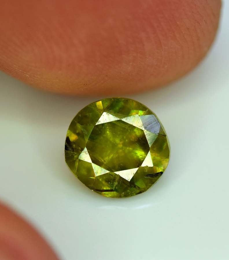 Sphene Gemstone , Natural Full Fire Sphene Gemstone -: No Reserve! Material Sphene more Dimensions Carat weight: 1.45 Description Sphene Gemstone , Natural Full Fire Sphene Gemstone - Weight : 1.45 carats Size : 7*7*4 mm Origin : Pakistan Treatm
