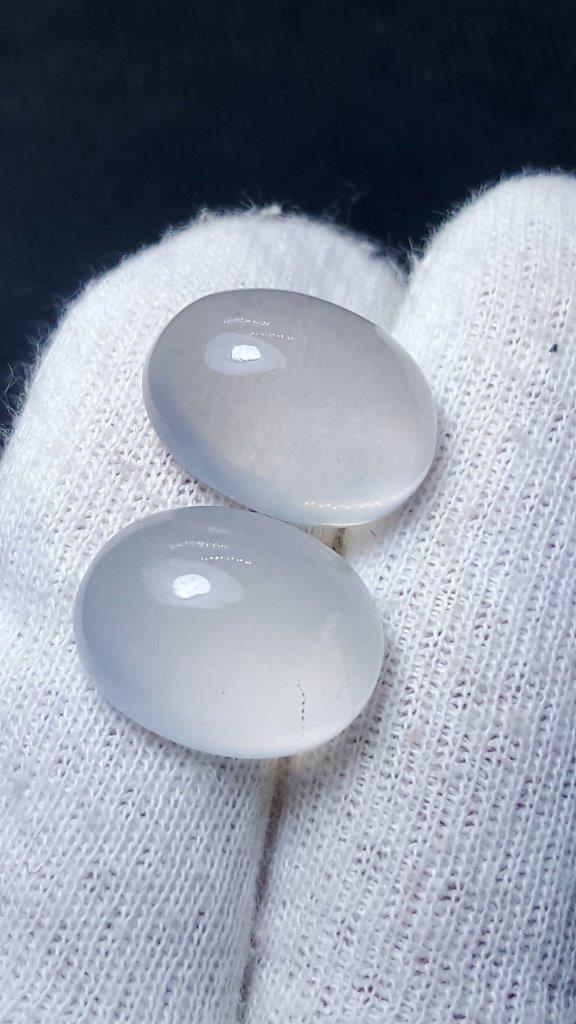 40 Carats Calibrated Moonstone Cabs - 19.5X15.5X9.5: Title: 40 Carats Calibrated Moonstone Cabs - 19.5X15.5X9.5 Origin: Afghanistan Additional Information: 40 Carats Calibrated Moonstone Cabs - 19.5X15.5X9.5 Reserve: $170.00 Shipping: Domestic: Flat-rat