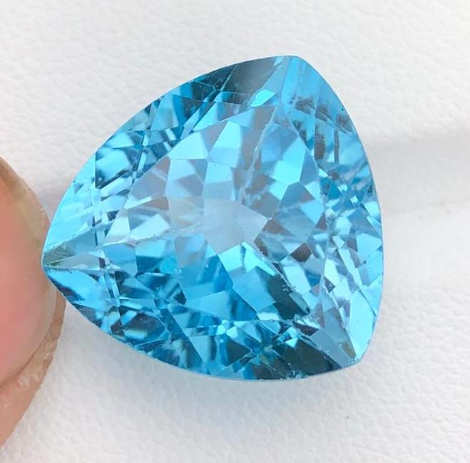 25 Carats Trillion Cut Swiss Blu Topaz ~ 17x17x12 MM: Title: 25 Carats Trillion Cut Swiss Blu Topaz ~ 17x17x12 MM Origin: Swiss Gemstones: Topaz Carat Weights: 25 Carats Size/Dimensions:17x17x12 MM Additional Info:Natural Reserve: $120.00 Shipping: Domes