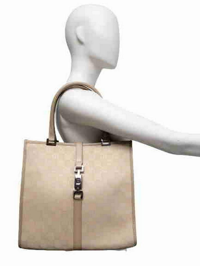 "Gucci" Shoulder tote bag in beige canvas and leather: Title: "Gucci" Shoulder tote bag in beige canvas and leather Materials: Canvas / Leather Size: Length 29cm (11.42 "), Height 27cm (10.63"), Depth 8cm (3.15 "), Handle 17 cm (6.69"). Description: (3154