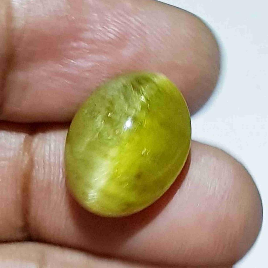 14.98 ct Natural Apatite cat's Eye: No Reserve! Title: 14.98 ct Natural Apatite cat's Eye Color/Clarity: Semi Transparent Carat Weight: 14.98 Dimensions: 15.65 x 12.50 x 9.30 Additional Information: Oval - Africa Shipping: Domestic: F