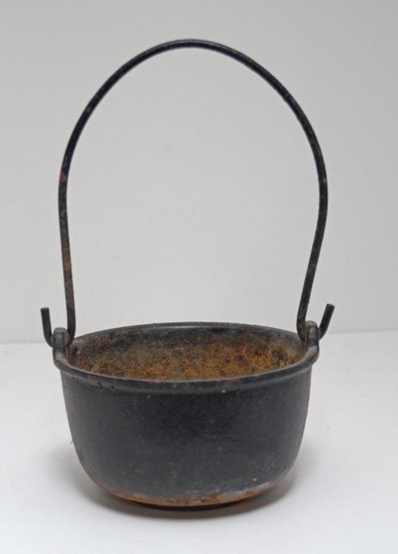 Chicago Specialty Mfg. Co. Cast Iron Kettle (1 of 4)