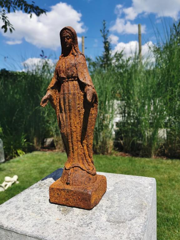 Rusty mother Mary garden sculpture: Title: Rusty mother Mary garden sculpture Maker: Unknown Origin: United kingdom Date/Period: 20th century Materials: Cast iron Size: Height: 30 cm / 12 inch Description: A beautifully weathered sculpt
