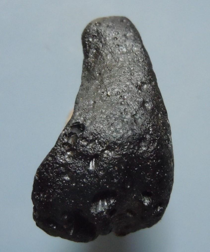 PHILIPPINITE TEKTITE - FROM METEORITE IMPACT: Title: PHILIPPINITE TEKTITE - FROM METEORITE IMPACT Origin: Paracale, Camarines Norte, Luzon, Philippines Size: 2x1.5x1 cm / 6 gram triangular, slightly twisted, smooth and pittet rizalite/philippinit