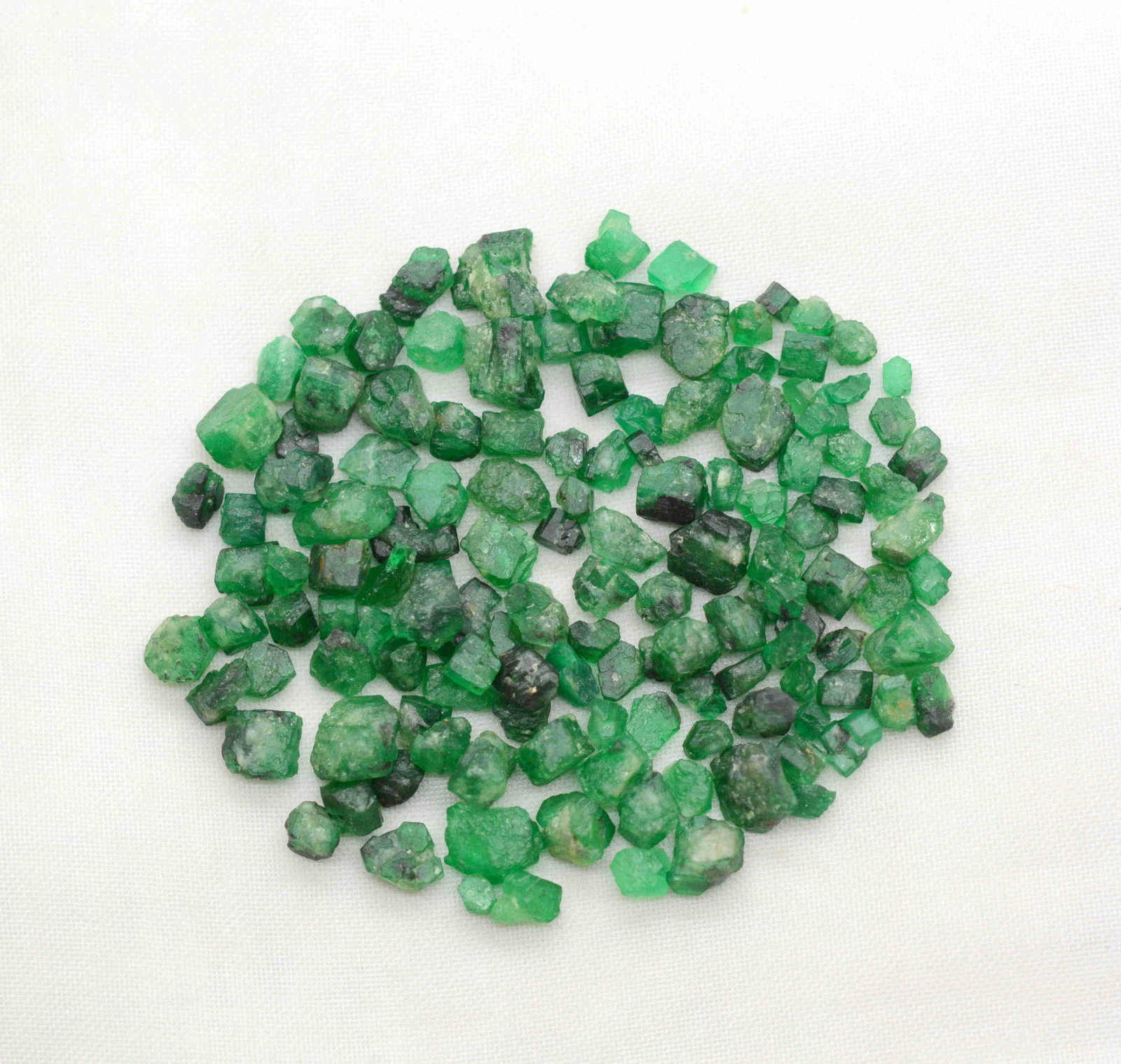 100 Cts Gorgeous Natural Emerald Crystals @Pakistan: Title: 100 Cts Gorgeous Natural Emerald Crystals @Pakistan Origin: Pakistan Weight: 100 Carat Reserve: $50.00 Shipping: Domestic: Flat-rate of $12.00 to anywhere within the contiguous U.S. Internation