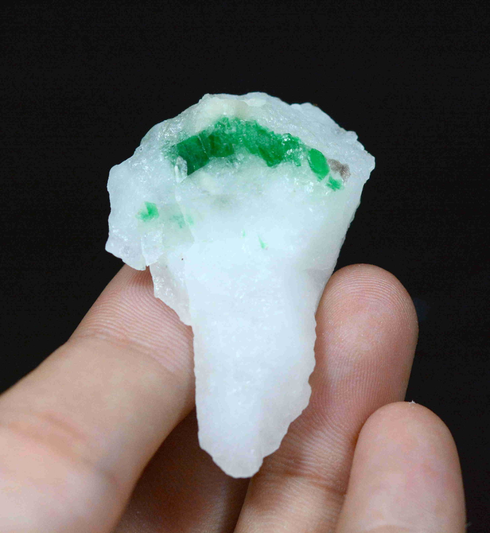 21 Gram Beautiful Natural Emerald Specimen: Title: 21 Gram Beautiful Natural Emerald Specimen Weight: 21 Gram Size/Dimensions: 50x29x16 mm Origin: Pakistan Reserve: $15.00 Shipping: Domestic: Flat-rate of $15.00 to anywhere within the contiguou