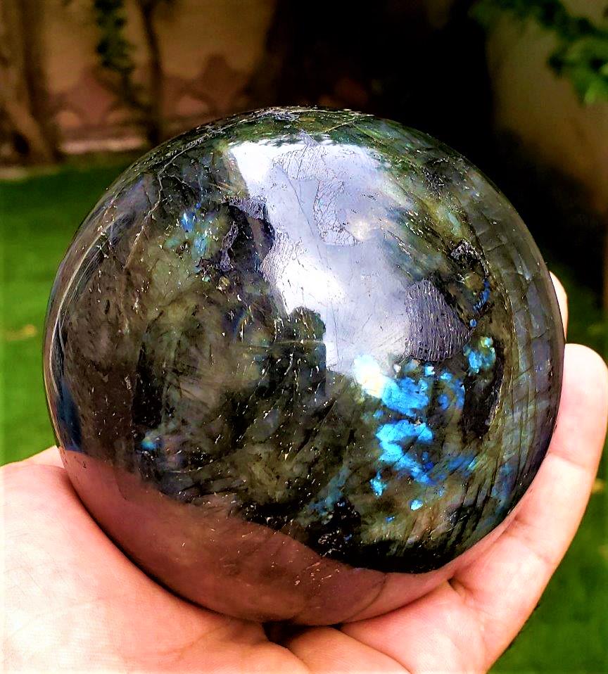 Fire Labradorite Healing Sphere: Title: Fire Labradorite Healing Sphere Gemstones: Mineral Carat Weights: 1196 Grams Size/Dimensions: Diameter 95 mm Additional Info: Fire Labradorite Healing Sphere Reserve: $190.00 Shipping: Domestic