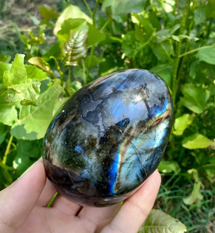 548 Gram Top Quality Hand Made Labradorite Egg: Title: 548 Gram Top Quality Hand Made Labradorite Egg Treatment: Natural Weight: 548 Gram Size/Dimensions: 98x64x64 mm Origin: Africa Reserve: $80.00 Shipping: Domestic: Flat-rate of $35.00 to anywher