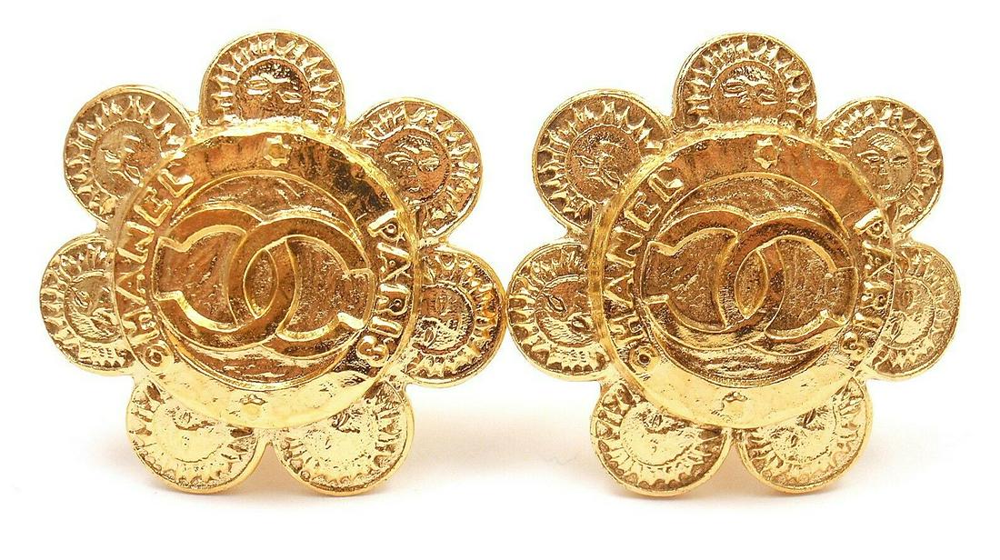 AUTHENTIC CHANEL GOLD TONE LARGE CC LOGO DAISY CLIP-ON (1 of 5)