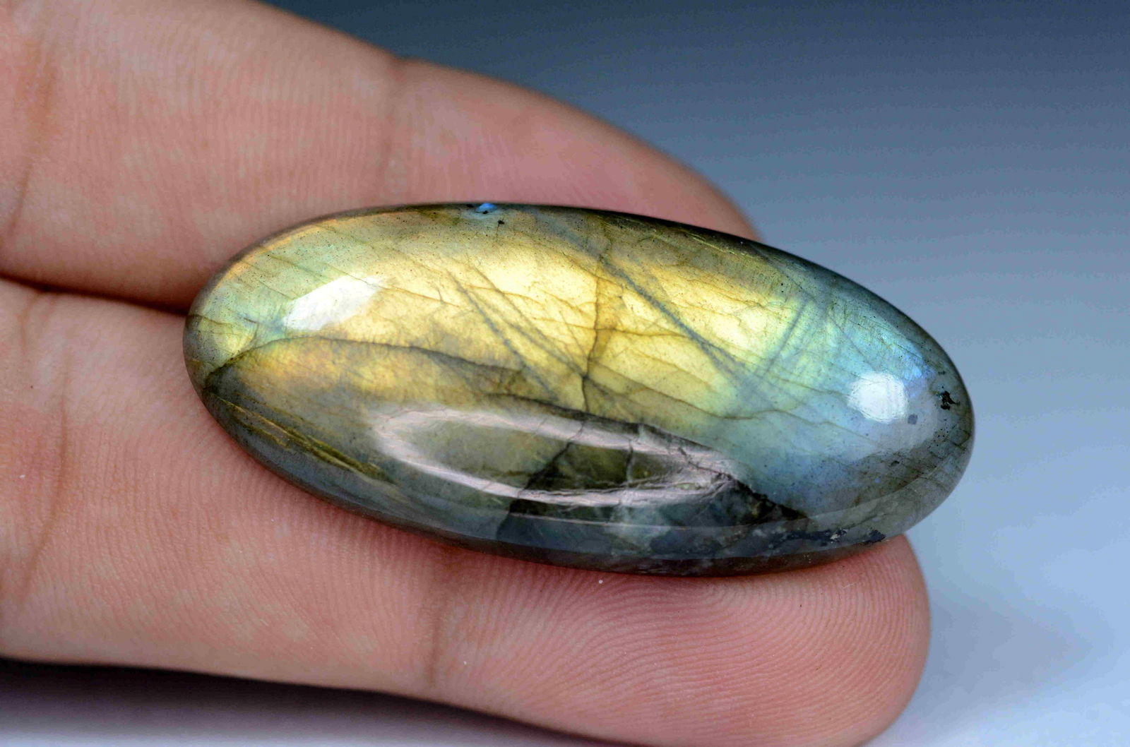 56.00 Cts Beautiful Labradorite Cab: Title: 56.00 Cts Beautiful Labradorite Cab Origin: Africa Weight: 56.00 Carat Size/Dimensions: 45x20x7 mm Reserve: $15.00 Shipping: Domestic: Flat-rate of $12.00 to anywhere within the contiguous U.S.