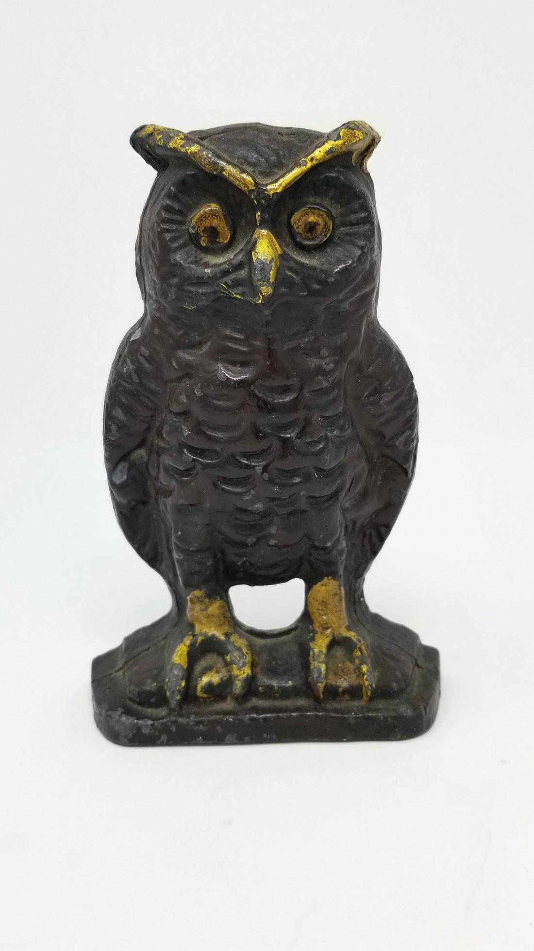 Cast iron owl doorstop c1900: Title: Cast iron owl doorstop c1900 Date: Dimension: 6 1/4" tall Provenance/Additional Info: Same form pictured in the Doorstop Book Shipping: Domestic: Flat-rate of $25.00 to anywhere within the cont
