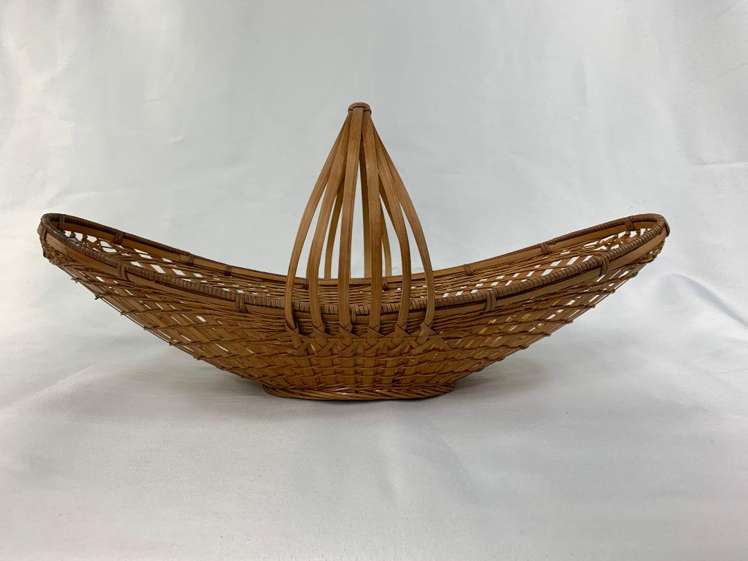 Old English Garden Basket, Woven Wicker, Lovely!: Title: Old English Garden Basket, Woven Wicker, Lovely! Description: Old English Garden Basket, Woven Wicker, Lovely! Date/Period: 20th century Materials: Wicker Dimensions: 10"Tall x 21" Long x 9" Wi