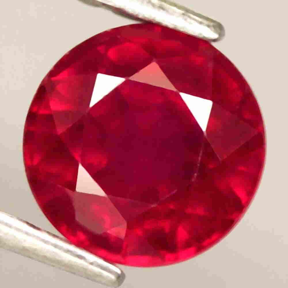 2,19 cts Natural Round Blood Red Ruby (1 of 3)