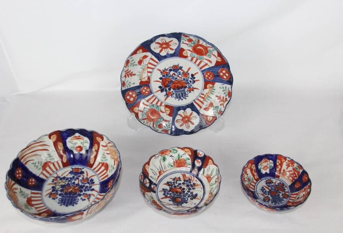 Three Japanese imari bowls and one plate (1 of 6)