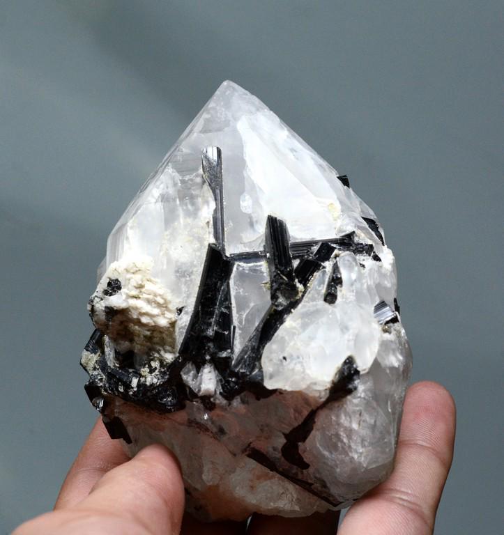 362 Gram Amazinn Large Size Natural Tourmaline With: Title: 362 Gram Amazinn Large Size Natural Tourmaline With Quartz Specimen Weight: 362 Gram Size/Dimensions: 91x68x46 mm Origin: Pakistan Reserve: $30.00 Shipping: Domestic: Flat-rate of $15.00 to any