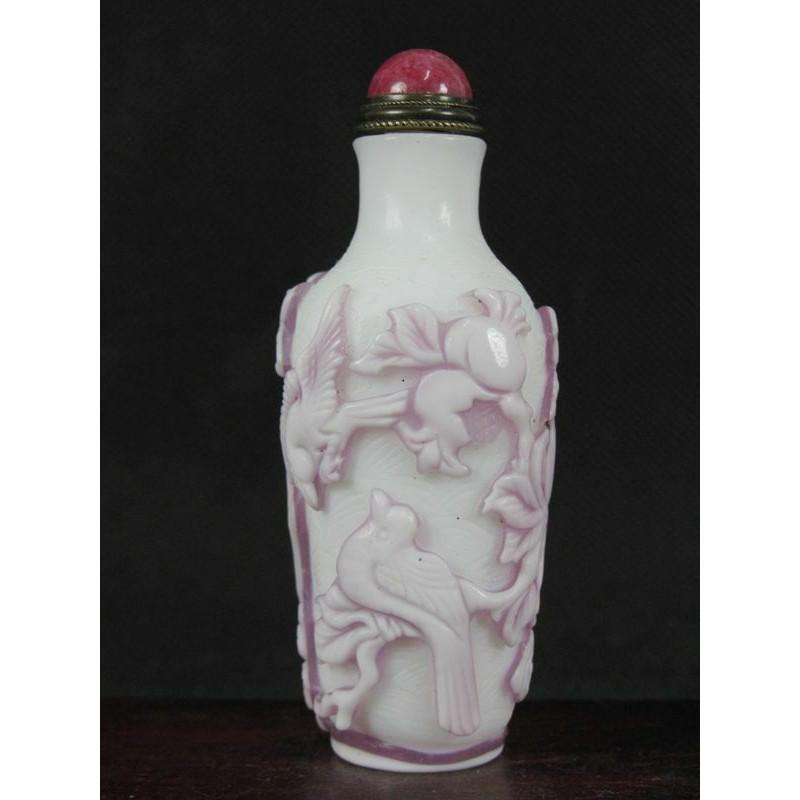Old antique Glass Pink Jade Snuff Bottle Chinese Bird: Snuff bottles were used by the Chinese, Mongolians during the Qing Dynasty to contain powdered tobacco. Smoking tobacco was illegal during the Qing Dynasty, but the use of snuff was allowed because th