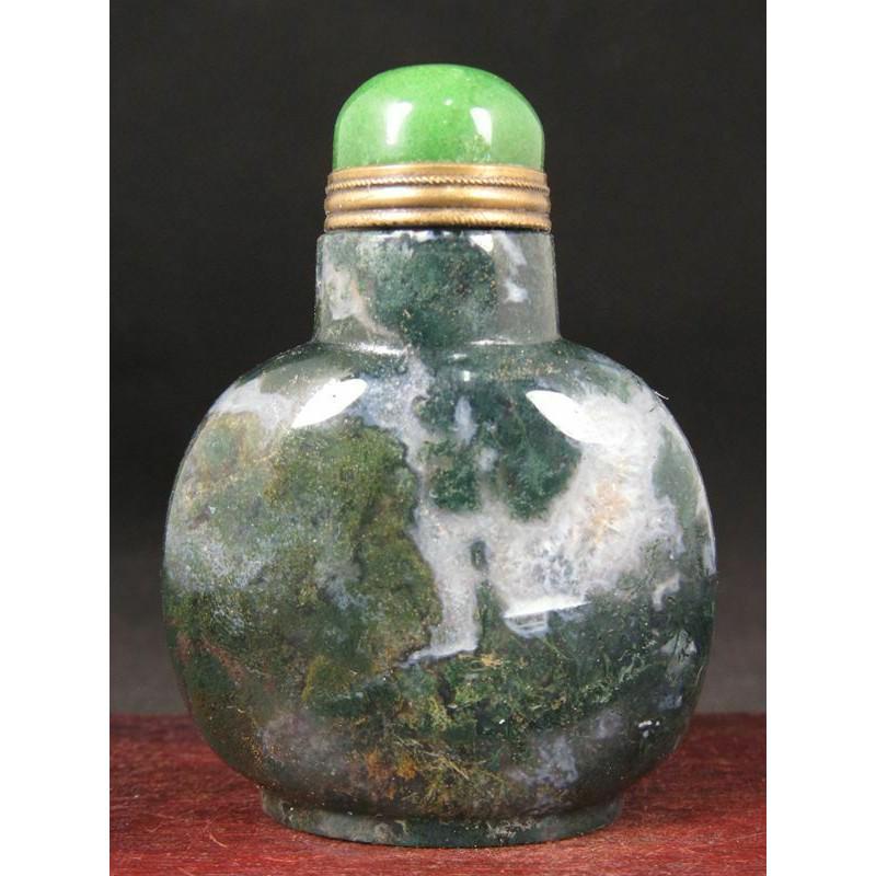 Antique Old Chinese Snuff Bottle Natural Green Jade: Snuff bottles were used by the Chinese, Mongolians during the Qing Dynasty to contain powdered tobacco. Smoking tobacco was illegal during the Qing Dynasty, but the use of snuff was allowed because th