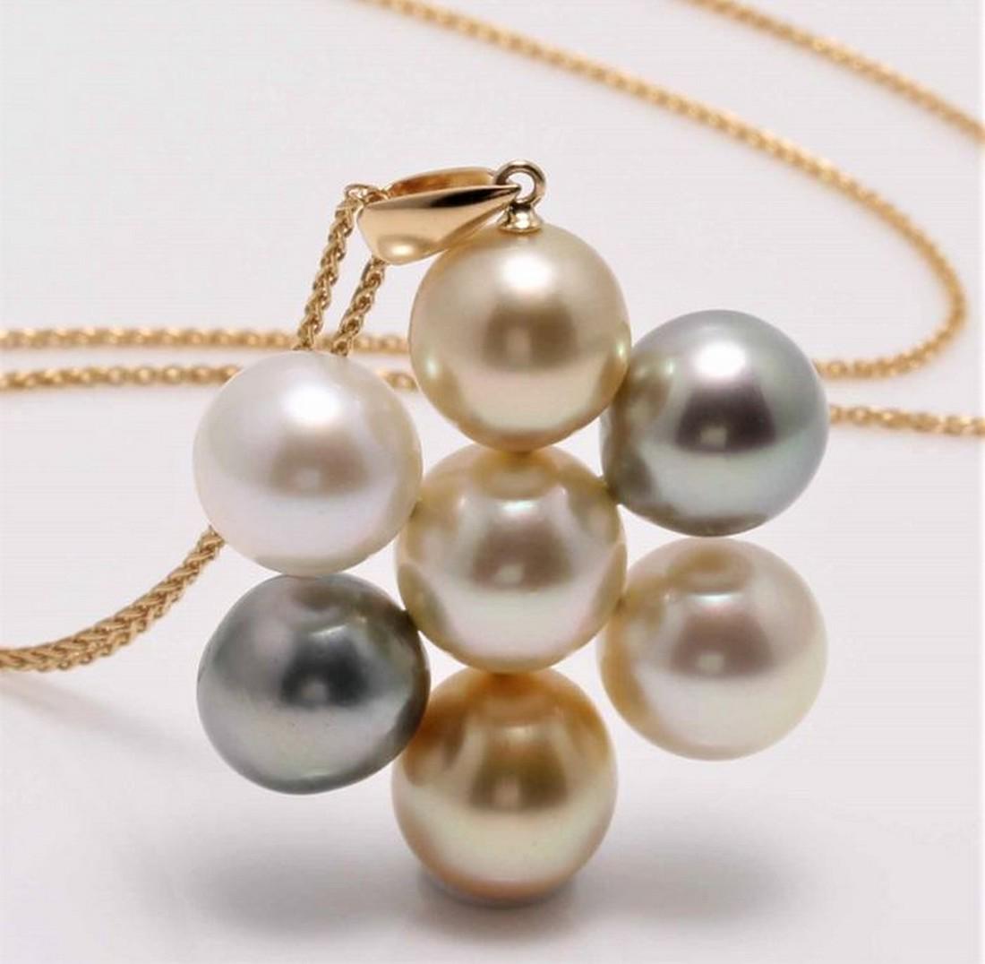 18 kt. Yellow Gold - 9x10mm South Sea and Tahitian: Title: 18 kt. Yellow Gold - 9x10mm South Sea and Tahitian Pearls - Necklace with pendant Description: Emerging from the tranquil waters of Australia, the 5 golden and white Sea Pearls are top quality 