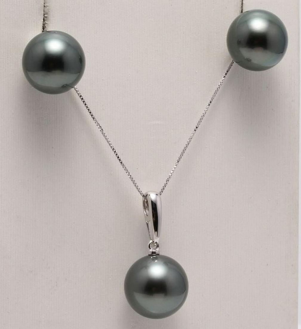 18 kt. White Gold - 11x12mm Peacock Tahitian Pearls -: Title: 18 kt. White Gold - 11x12mm Peacock Tahitian Pearls - Set Description: Emerging from the tropical lagoons of French Polynesia, these 3 pearls have a natural beautiful Tahiti green color with ey