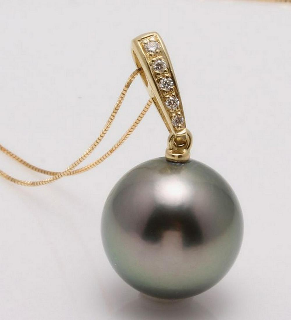 14 kt. Yellow Gold - 12x13mm Round Tahitian Pearl -: Title: 14 kt. Yellow Gold - 12x13mm Round Tahitian Pearl - Necklace with pendant - 0.04 ct Description: Emerging from the tropical lagoons of French Polynesia, this Tahitian pearl has a natural beauti