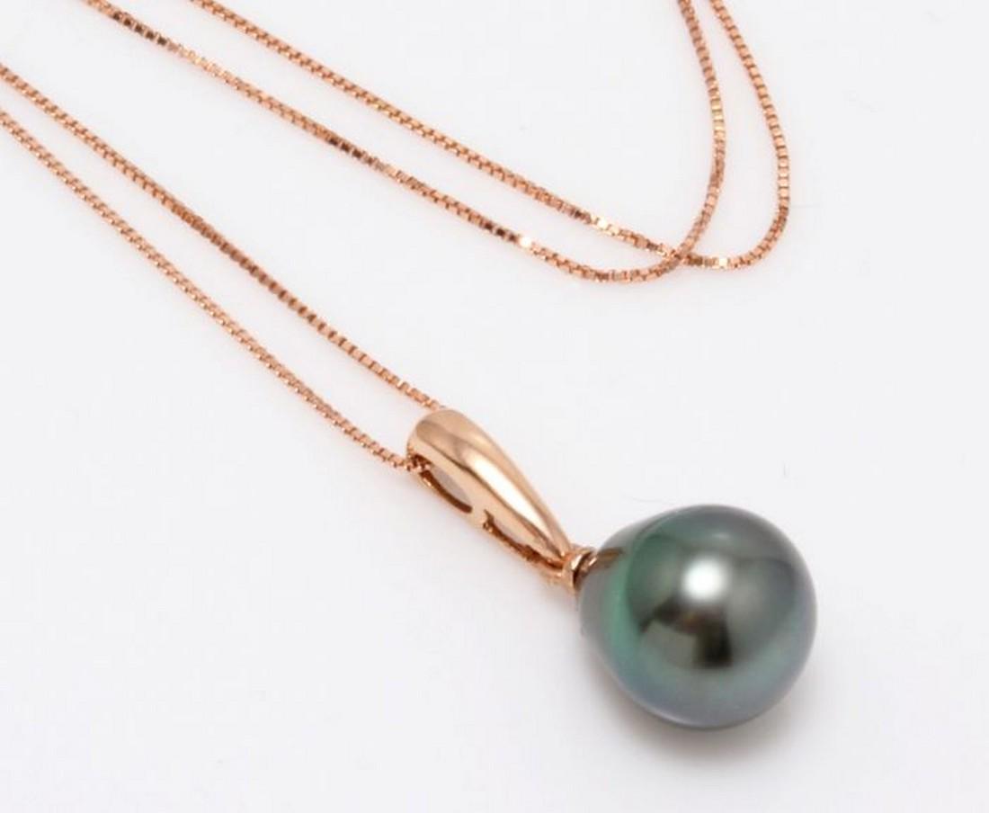 14 kt. Rose Gold - 10x11mm Peacock Tahitian Pearl Drop: Title: 14 kt. Rose Gold - 10x11mm Peacock Tahitian Pearl Drop - Necklace with pendant Description: Emerging from the tropical lagoons of French Polynesia, this pearl has been hand selected for this pe