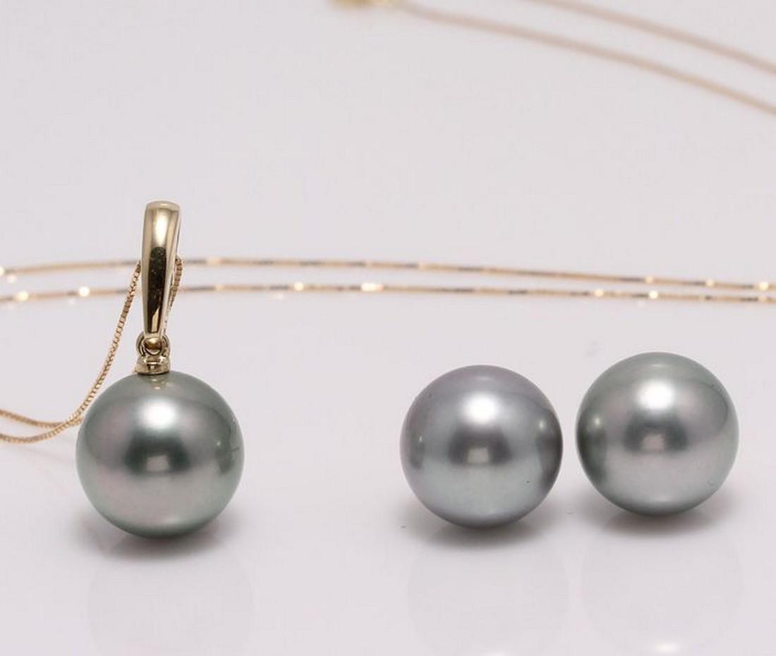 18 kt. Yellow gold - 11x12mm Round Tahiti Pearls -: Title: 18 kt. Yellow gold - 11x12mm Round Tahiti Pearls - Earrings, Necklace, Set Description: Emerging from the tropical lagoons of French Polynesia, these 3 pearls have a natural beautiful tahitian 