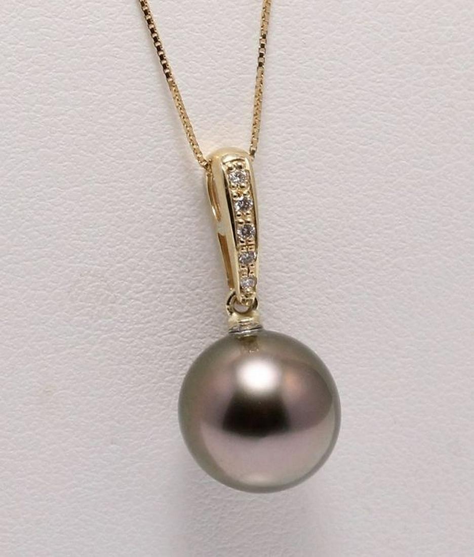14 kt. Yellow Gold - 10x11mm Peacock Tahitian Pearl -: Title: 14 kt. Yellow Gold - 10x11mm Peacock Tahitian Pearl - Necklace with pendant - 0.04 ct Description: Emerging from the tropical lagoons of French Polynesia, this Tahitian pearl has a natural beau