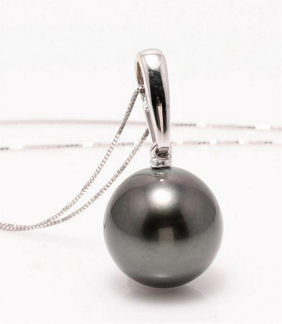 14 kt. White Gold - 11x12mm Round Tahitian Pearl -: Title: 14 kt. White Gold - 11x12mm Round Tahitian Pearl - Necklace with pendant Description: Produced in the tropical lagoons of French Polynesia, this pearl has been selected for its natural beautifu