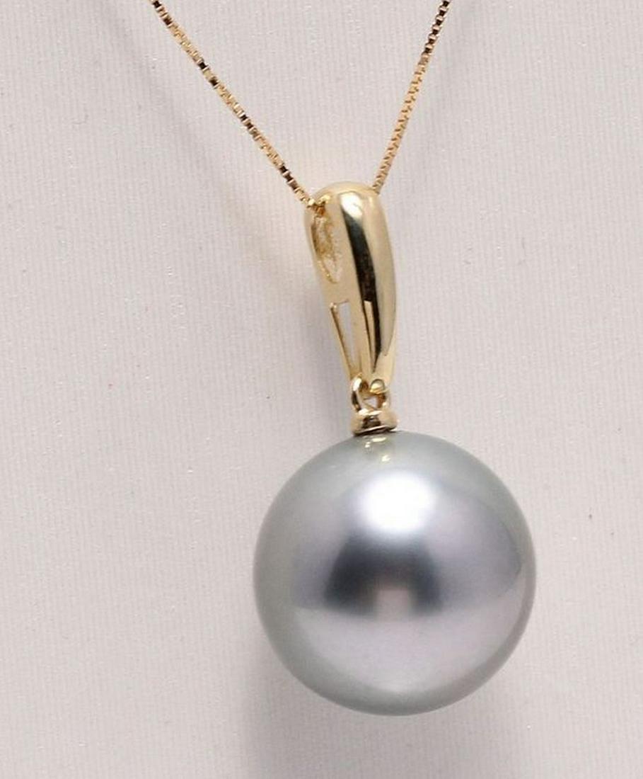 14 kt. Yellow Gold - 12x13mm Round Tahitian Pearl -: Title: 14 kt. Yellow Gold - 12x13mm Round Tahitian Pearl - Necklace with pendant Description: Produced in the tropical lagoons of French Polynesia, this pearl has been selected for its natural beautif