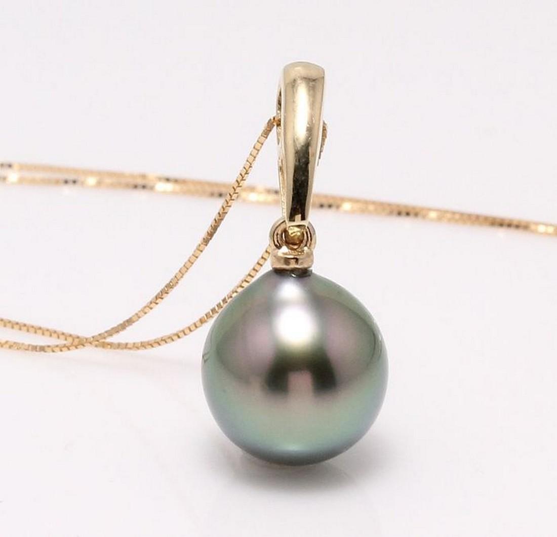 14 kt. Yellow Gold -10x11mm Peacock Tahitian Pearl Drop: Title: 14 kt. Yellow Gold -10x11mm Peacock Tahitian Pearl Drop - Necklace with pendant Description: Produced in the tropical lagoons of French Polynesia, this pearl has been selected for its natural b